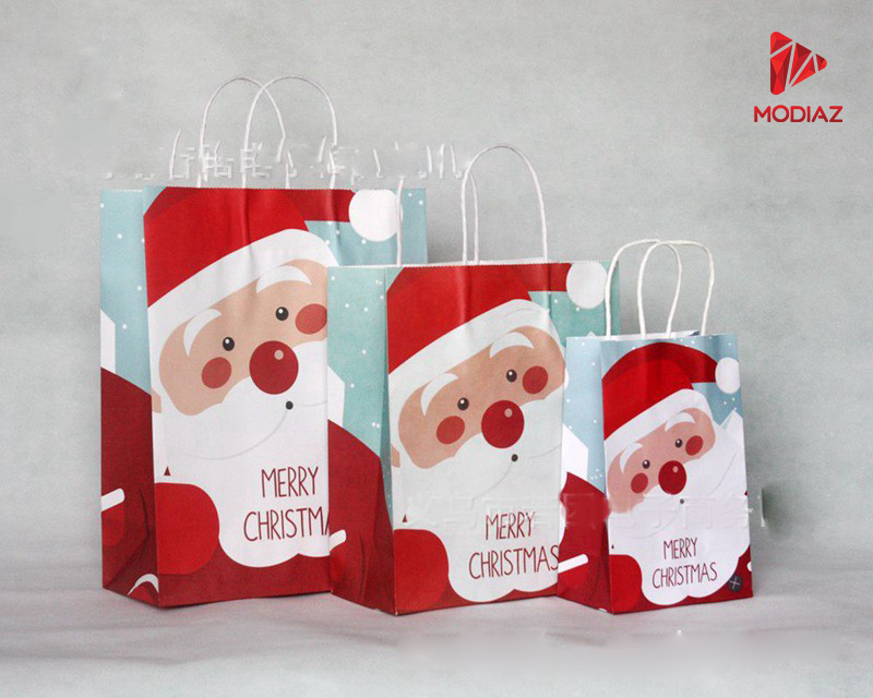 Hãy truyền tải tình yêu thương của mình trong mùa Giáng Sinh bằng cách tạo ra những chiếc túi giấy đẹp để đựng quà. Thiết kế túi giấy chủ đề Noel sẽ giúp bạn thể hiện sự tinh tế và cẩn trọng. Ngoài ra, bạn có thể tùy ý sáng tạo và tự tay vẽ những hình ảnh đẹp mắt trên những chiếc túi của mình. Hãy click vào bức ảnh để khám phá thế giới túi giấy chủ đề Noel đầy sắc màu.